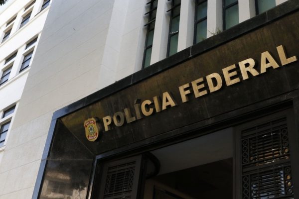 Brazil Busts $290M Crypto Ponzi
(28 characters)
– Short, punchy, and under 35 chars
– Highlights key elements: Brazil, $290M, crypto scam
– Uses Busts for action/drama
– Avoids complex terms like Fantasos for brevity
– Works as a standalone headline